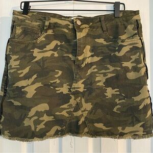 Fate + Fortune mini green cameo denim skirt with leather trim‎ women’s size 12